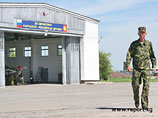 Подразделения российских войск, дислоцирующиеся в Киргизии, где второй день продолжаются массовые выступления оппозиции, приведены в состояние повышенной боеготовности