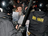 Сегодня в Минске рано утром, в 4:40 дверь офиса оппозиционного белорусского издания "Хартия'97" взломали бойцы спецназа