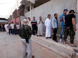 Жители Мисраты выстроились в длинные очереди к торговому центру, где в одном из холодильников для овощей лежит тело убитого в четверг ливийского диктатора