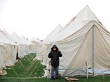 В пострадавших районах продолжаются спасательные работы, но они осложняются погодным условиями - в регионе установилась холодная погода со снегом и дождем