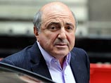 Березовский в иске утверждает, что Абрамович угрозами и шантажом вынудил их с Патаркацишвили продать акции ОРТ якобы по распоряжению Кремля
