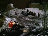 В поисково-спасательных работах и разборе завалов задействованы 383 человека, 87 единиц техники, из них от МЧС России - 291 человек и 54 единицы техники, 10 кинологических расчета