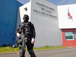Полиция Франции ищет преступника, совершившего в минувшую субботу побег из тюрьмы Секеден в Лилле. При этом заключенный взял в заложники пять человек и взорвал серию бомб, начиненных динамитом