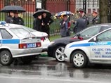 Подозрительное "растительное вещество", обнаруженное в той же машине, оказалось марихуаной общим весом 2,2 грамма, сообщает сайт ГУ МВД РФ по Москве