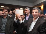 Ахмади Нежад сопровождал своего ближайшего соратника, главу своей администрации Эсфандияра Рахима Машаи при его регистрации для участия в выборах главы государства