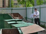На помойке недалеко от отделения местные жители увидели пачку документов и указали на них сотрудникам Сбербанка. Один из них вышел из здания для того, чтобы собрать важные бумаги, однако к этому времени ветер унес много листов по окрестностям