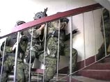 Информацию о похищении в правоохранительных органах получили во вторник. А уже через несколько часов удалось установить местонахождение преступников. Они удерживали заложницу в одной из квартир дома N6 "А" по улице Адмиральского