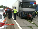 Микроавтобус, следующий позади фуры со скоростью приблизительно 70-80 километров в час, совершил столкновение с фурой