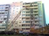 В Кирове строительный кран упал на многоэтажный дом, снеся девять балконов
