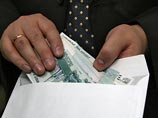 Как чуть позже разъяснили правоохранители, Трубников брал взятки постоянно. Чиновник требовал 5-10% в от стоимости контрактов (на строительство дорог - прим. NEWSru.com), обещая оказать содействие в утверждении актов приемки выполненных работ
