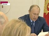 "Сейчас выпускники школ сдают ЕГЭ. Считаю, что пока идут экзамены, было бы некорректно обсуждать эту тему", - заявил Владимир Путин в четверг на совещании по проблемам школьного образования