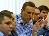 Во время допроса того же Опалева сторона обвинения трижды напомнила своему свидетелю - на ложных показаниях которого и сфабриковано все дело, как считает Навальный, - что говорить, прежде чем адвокатам разрешили с ним пообщаться