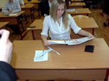 Несмотря на призывы Рособрнадзора не приносить на ЕГЭ сотовые телефоны, не покупать ответы в Сети и не выкладывать свои задания в интернете, выпускные экзамены в этом году проходят на фоне многочисленных скандалов
