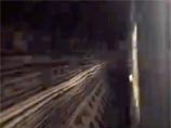 Автор видео тоже не остался в стороне, чтобы сделать редкие кадры, он высовывал из вагона руку с телефоном, рискуя лишиться и гаджета, и самой конечности