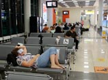 Эдвард Сноуден, бывший технический специалист американских спецслужб, которого власти США пытаются заполучить и наказать за разглашение секретной информации, по-видимому, застрял в транзитной зоне московского аэропорта "Шереметьево"