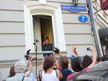 Правозащитники назвали произошедшее штурмом, в ходе которого ранения получили семь человек, в их числе 72-летний Пономарев и присутствовавший на месте событий кандидат в мэры Москвы, лидер "Яблока" Сергей Митрохин, которые впоследствии обратились к медика