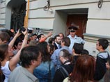 Лев Пономарев назвал происходящее "рейдерским захватом", отметив, что аренда офиса была оплачена до конца июля