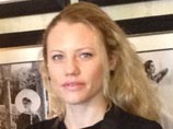 Интригу поддерживает и организация Wikileaks. В своем Twitter активисты отмечают, что ему не устраивают "дебрифинг" представители ФСБ. Он в безопасности, с ним рядом постоянно находится сотрудница Wikileaks Сара Харрисон