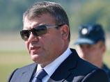 По данным "МК", Сердюков прилетел в Петербург всего на несколько часов. В аэропорту "Пулково" его якобы ждал автомобиль для гостей форума, который доставил бывшего министра и двух его телохранителей в Константиновский дворец, где уже находился Путин