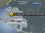 В результате экстренного торможения поезда, следующего по маршруту "Адлер - Новосибирск", на перегоне Кисляковская - Крыловская на Кубани сегодня с рельсов сошли пять первых плацкартных вагонов и завалились на бок