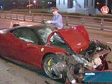 После наезда на пенсионера Ferrari врезался в автомобиль Mercedes. От мощного удара у элитного спорткара разворотило всю переднюю часть. Mercedes практически не пострадал, как и его водитель