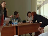 Эдвард Сноуден в настоящее время все еще находится в транзитной зоне московского аэропорта "Шереметьево", в пятницу он созвал правозащитников на конференцию, где заявил о намерении попросить в России политического убежища
