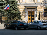 По данным ЦБ, чистый вывоз капитала банками и предприятиями из России во втором квартале 2013 года составил 9,1 млрд долларов против 29,0 млрд в первом
