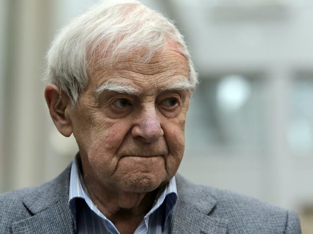 Известный писатель Даниил Гранин выпустит новую книгу "Человек не отсюда" перед своим 95-летием, который автор отметит 1 января