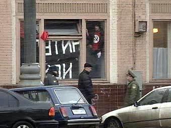 Лимоновцы в здании администрации президента, кадр НТВ, архив