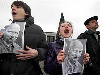 Сторонники Александра Козулина держат его портреты во время одной из акций. Фото AFP