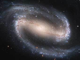   NGC 1300.      (bar).  NASA/Hubble, 2005.