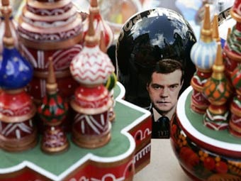 Витрина сувенирной лавки на Арбате. Фото ©AFP