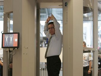 Министр внутренних дел ФРГ Томас де Мезьер опробует раздевающий сканер в аэропорту Гамбурга. Фото ©AP