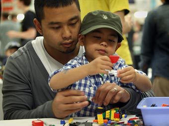 Участники встречи поклонников Lego. Фото ©AP