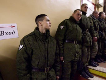 Военнослужащие в очереди на участок. Фото ©AFP