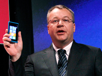 Глава Nokia Стивен Илоп со смартфоном Lumia 900, фото Reuters