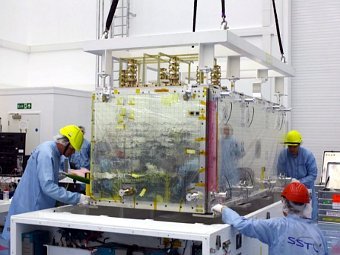 Оборудование вместе с солнечными батареями погружают для отправки в Германию, где его подготовят для запуска. Фото Surrey Satellite Technology Ltd.