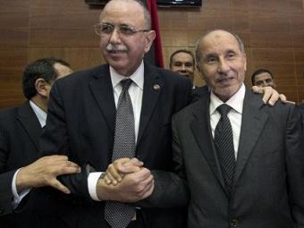 Абдель Рахим аль-Киб (слева) и председатель НПС Мустафа Абдель Джалил. Фото ©AFP
