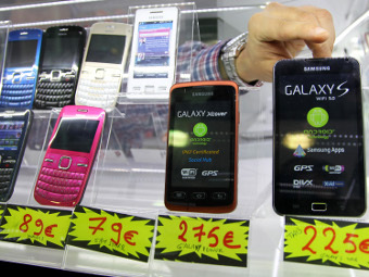 Аппараты Nokia и Samsung в витрине магазина, фото Reuters