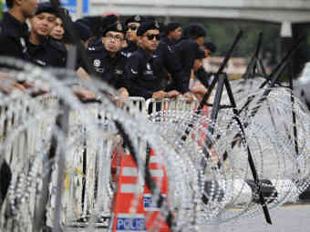 Полицейское оцепление на площади Мердека в Куала Лумпуре. Фото Reuters