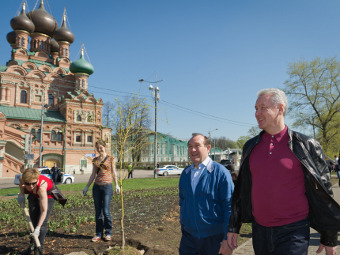 Сергей Собянин на прогулке по Москве 28 апреля 2012 года. Фото РИА Новости, Денис Гришкин