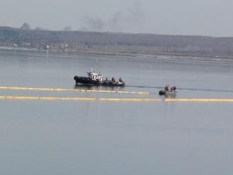 Ликвидация разлива нефти на Ангаре. Фото с сайта ГУ МЧС по Иркутской области