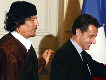 Муаммар Каддафи и Николя Саркози. Архивное фото Reuters