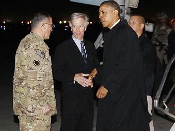 Барак Обама (третий слева) после прибытия в Афганистан 1 мая 2012 года. Фото ©AP