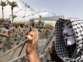 Акция протеста около здания министерства обороны Египта. Фото Reuters