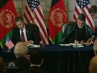 Обама и Карзай подписывают договор о стратегическом партнерстве. Кадр NBC News
