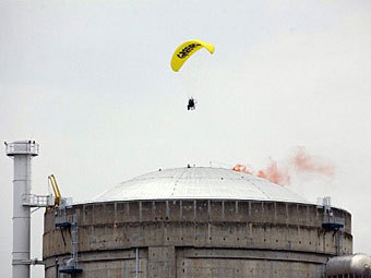 Акция "Гринписа" на территории АЭС "Бюжи". Фото ©AFP