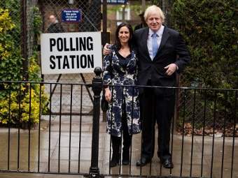 Борис Джонсон с супругой перед избирательным участком 3 мая. Фото ©AFP