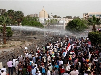 Египетские войска применяют против демонстрантов водомет. Фото ©AP