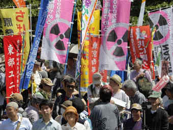Жители Токио празднуют закрытие АЭС "Томари". Фото ©AP